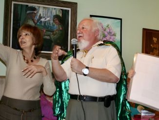 Основатели Центра Forever Young Ольга Пильникова (слева) и Марта Литас (справа) открывают новую художественную выставку — одну из более чем 300, прошедших с момента основания Центра при активной организации Бориса Цинмана (в центре). Фото: Forever Young