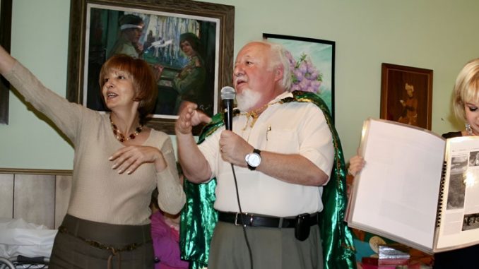 Основатели Центра Forever Young Ольга Пильникова (слева) и Марта Литас (справа) открывают новую художественную выставку — одну из более чем 300, прошедших с момента основания Центра при активной организации Бориса Цинмана (в центре). Фото: Forever Young