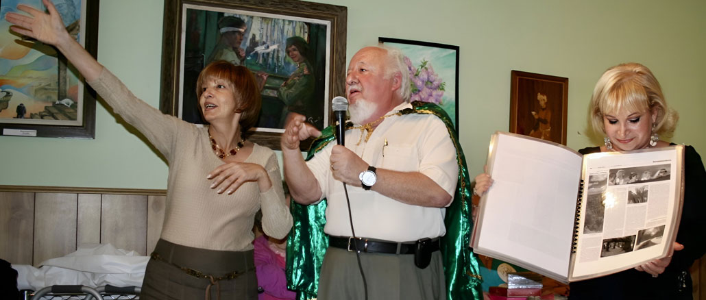 Основатели Центра Forever Young Ольга Пильникова (слева) и Марта Литас (справа) открывают новую художественную выставку — одну из более чем 300, прошедших с момента основания Центра при активной организации Бориса Цинмана (в центре). Фото: Forever Young