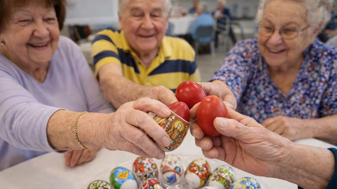 Пасхальная традиция τσούγκρισμα (цугрисма) — игра, в которой проверяют, чьё яйцо окажется крепче. Смех, азарт и маленькое чудо победы за праздничным столом. Фото: Л. Литас