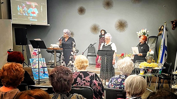 Концерт, организованный Ларисой Тургель, директором культурно-просветительных программ, объединяет зрителей и артистов в одном живом пространстве — где музыка, слово и память звучат в унисон. Фото: Л. Тургель