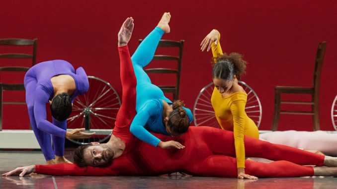 Сцена из спектакля “Trisha Brown Dance Company Dancing...”. Фото - Джейсон Смит