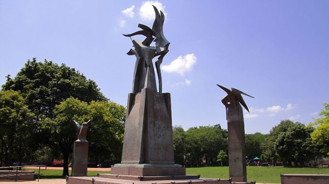 Колонна Орла (Eagle Columns), 1989 Скульптор Richard Hunt Jonquil Park Corner of West Wrightwood and North Sheffield Avenues