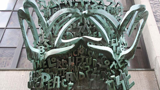 Hands of Peace, 1963 Скульптор Henri Azaz Chicago Loop Synagogue 16 South Clark Street