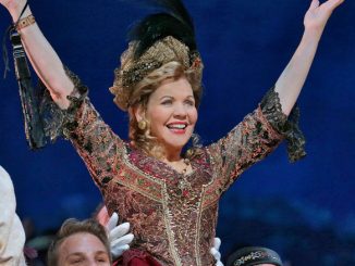 Рене Флеминг в спектакле “Веселая вдова”. Фото - Ken Howard/Metropolitan Opera