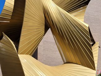 Construction in Space in the Third and Fourth Dimensions 1959 (installed 1964) Скульптор Antoine Pevsner University of Chicago Law School Laird Bell Quadrangle 1111 East 60th Street