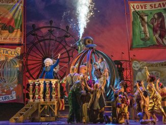 Сцена из спектакля “Так поступают все женщины”. Фото - MET Opera
