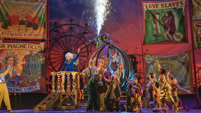 Сцена из спектакля “Так поступают все женщины”. Фото - MET Opera