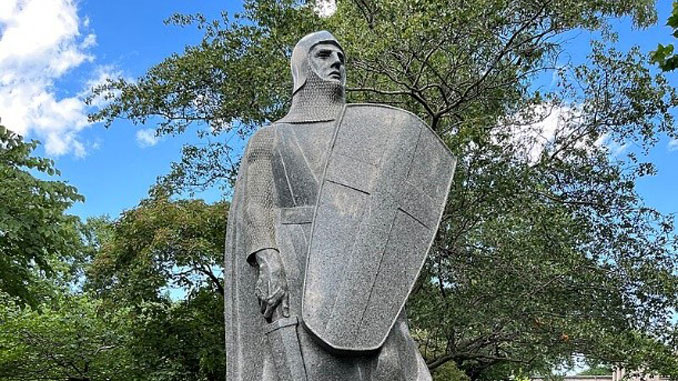 The Crusader: Victor Lawson Monument, 1931 Скульптор Lorado Taft East central section Graceland Cemetery 4001 North Clark Street