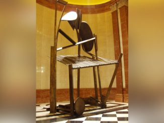 Chicago Fugue, 1987. Скульптор Sir Anthony Caro. Lobby of building designed by Philip Johnson, 190 S. LaSalle St.