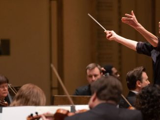 Джейн Гловер дирижирует оркестром “Music of the Baroque”. Фото - Эллиот Мандель