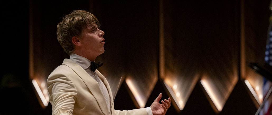 Клаус Мякеля дирижирует ЧСО. Равиния, 7 августа 2026 года. Фото - Кайл Данливи