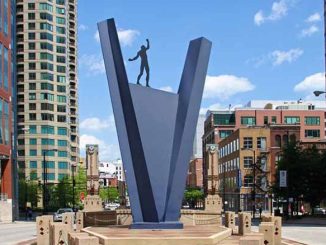 Crossing, 1998 Скульптор Hubertus von der Goltz Gateway Plaza 334 North LaSalle Street
