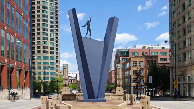 Crossing, 1998 Скульптор Hubertus von der Goltz Gateway Plaza 334 North LaSalle Street