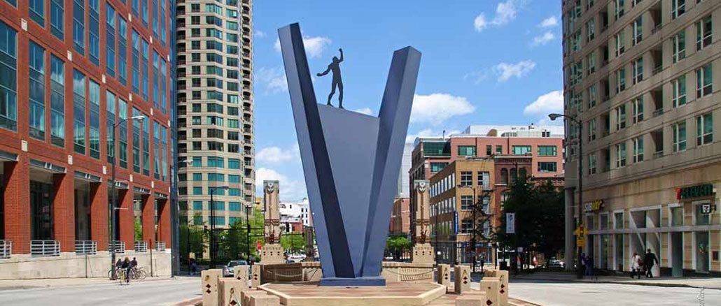 Crossing, 1998 Скульптор Hubertus von der Goltz Gateway Plaza 334 North LaSalle Street