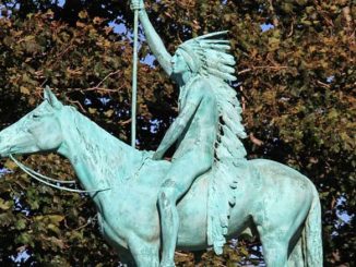 A Signal of Peace, 1890 (installed 1894) Скульптор Cyrus Edwin Dallin Lincoln Park North of the entrance to Diversey Harbor, east of Lake Shore Drive
