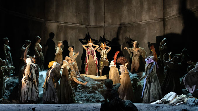 Сцена из спектакля “Макбет”. Фото - Marty Sohl / Met Opera