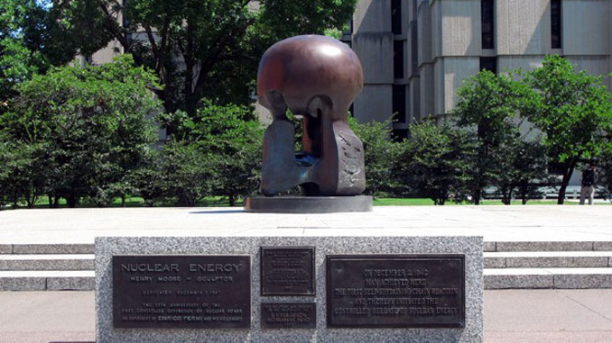 Nuclear Energy, 1967 Скульптор Henry Moore. University of Chicago campus. Ellis Avenue between 56th and 57th Streets