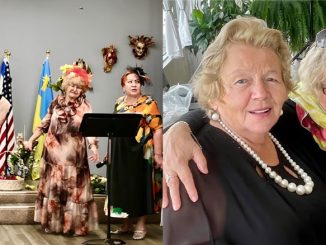 Вот такие прекрасные дамы встречаются и выступают в Forever Young! У микрофона — Лиля Понаровская, на заднем плане — организаторы концерта: директор культурно-просветительных программ Лариса Тургель и Виктория Гуменюк. Фото: Л. Тургель; За прекрасную жизнь и долгие годы впереди! Анна Михайлова (слева) и Светлана Копейка поднимают бокалы. Фото: В. Крупейченко.